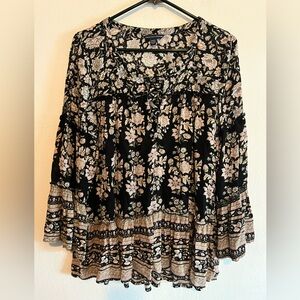 3/$20 American Eagle Dark Floral Semi Sheer Boho Bell Sleeve Blouse Medium